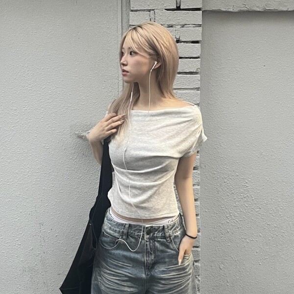 틴스튜디오,wooah off shoulder t-shirt